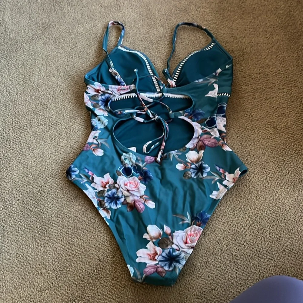 Cupshe Green Floral One Piece Swimsuit with Plunging Neckline - Picture 4 of 5